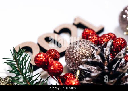 Nahaufnahme von weihnachtsdekorationen und Holznummern 2021 isoliert auf weißem Hintergrund. Weihnachten und Neujahr Hintergrund. Stockfoto