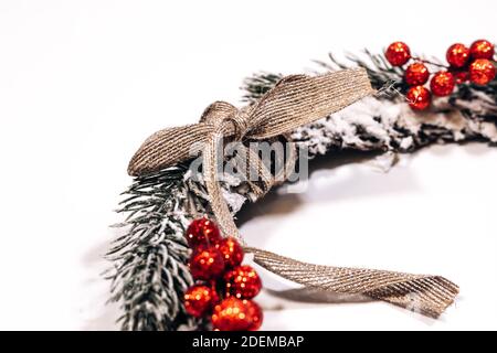 Rustikaler Weihnachtskranz isoliert auf weißem Hintergrund mit Kopierraum. Nahaufnahme von weihnachtsdekorationen auf weißem Hintergrund. Neujahr oder weihnachten Stockfoto