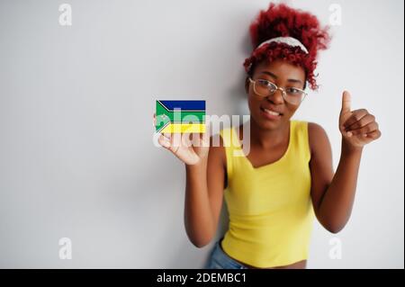 Brasilianische Frau mit afro Haar halten Amapa Flagge isoliert auf weißem Hintergrund, zeigen Daumen nach oben. Staaten von Brasilien Konzept. Stockfoto