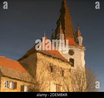 Mittelalterliche Kirche, Alte befestigte Kirche Reflexion im Wasser, mittelalterliche Architektur Cristian Transylvania Stockfoto