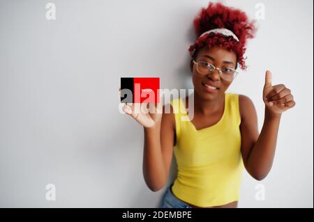 Brasilianische Frau mit afro Haar halten Paraiba Flagge isoliert auf weißem Hintergrund, zeigen Daumen nach oben. Staaten von Brasilien Konzept. Stockfoto