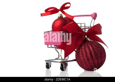 Warenkorb mit Weihnachtsspielzeug isoliert auf weißem Hintergrund. Stockfoto