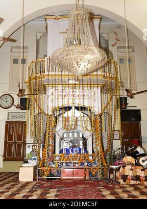 Beawar, Rajasthan, Indien, 30,2020. November: Eine Gurudwara mit bunten Girlanden anlässlich des 551. Geburtstages von Guru Nanak Dev, Gründer der Sikh Religion, in Beawar. Kredit: Sumit Saraswat/Alamy Live Nachrichten Stockfoto