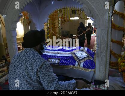 Beawar, Rajasthan, Indien, Nov 30,2020: Eifrige Anhänger beten in Gurudwara anläßlich des 551.Geburtstages von Guru Nanak Dev, dem Gründer der Sikh Religion, in Beawar. Kredit: Sumit Saraswat/Alamy Live Nachrichten Stockfoto