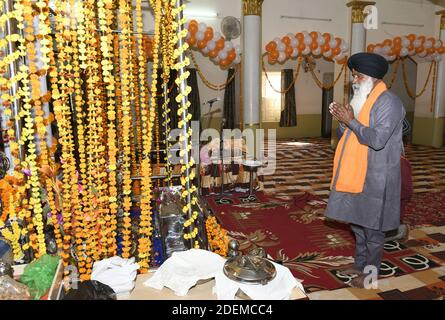 Beawar, Rajasthan, Indien, Nov 30,2020: Eifriger Anhänger bietet Gebete in Gurudwara anläßlich des 551.Geburtstages von Guru Nanak Dev, dem Gründer der Sikh Religion, in Beawar an. Kredit: Sumit Saraswat/Alamy Live Nachrichten Stockfoto