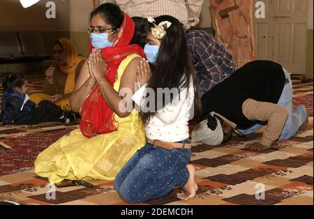 Beawar, Rajasthan, Indien, Nov 30,2020: Eifrige Anhänger beten in Gurudwara anläßlich des 551.Geburtstages von Guru Nanak Dev, dem Gründer der Sikh Religion, in Beawar. Kredit: Sumit Saraswat/Alamy Live Nachrichten Stockfoto