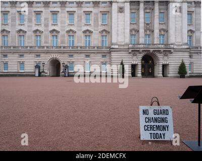 GROSSBRITANNIEN / England / London / Buckingham Palace, London, mit Wache während der zweiten Sperre und unterschreiben heute No Guard Wechselzeremonie. Stockfoto