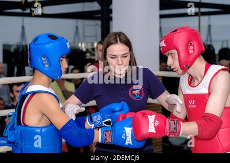 Moskau. Russland. September 13, 2020. Jungs treten in muay thai an. Der Schiedsrichter wird vor dem Kampf Anweisungen geben. Stockfoto