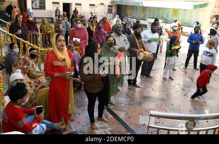 Beawar, Rajasthan, Indien, Nov 30,2020: Eifrige Anhänger führen Kirtan in Gurudwara anlässlich des 551.Geburtstages von Guru Nanak Dev, dem Gründer der Sikh Religion, in Beawar auf. Kredit: Sumit Saraswat/Alamy Live Nachrichten Stockfoto