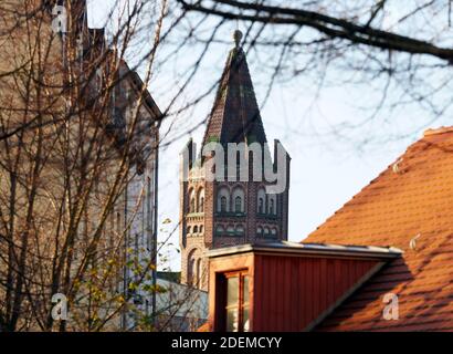 Potsdam, Deutschland. November 2020. Der Turm des ehemaligen Rathauses von Babelsberg. Nach der Eingliederung verlor das Rathaus seine Funktion und wurde in ein Clubhaus und später in ein Kulturzentrum umgewandelt. In den 1990er Jahren entwickelte sich das Viertel zu einem Kultur- und Gemeindezentrum. Seit 2005 wird es vom AWO Bezirksverband Potsdam e.V. geführt.Quelle: Soeren Sache/dpa-Zentralbild/ZB/dpa/Alamy Live News Stockfoto