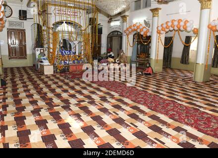 Beawar, Rajasthan, Indien, 30. November 2020: Heilige Gurudwara sieht verlassen aus anlässlich des 551. Geburtstages von Guru Nanak Dev Ji, dem Gründer der Sikh Religion, in Beawar. Kredit: Sumit Saraswat/Alamy Live Nachrichten Stockfoto