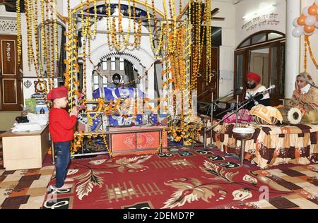 Beawar, Rajasthan, Indien, Nov 30,2020: Eifrige Anhänger beten in Gurudwara anläßlich des 551.Geburtstages von Guru Nanak Dev, dem Gründer der Sikh Religion, in Beawar. Kredit: Sumit Saraswat/Alamy Live Nachrichten Stockfoto