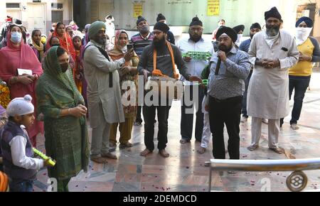 Beawar, Rajasthan, Indien, Nov 30,2020: Eifrige Anhänger führen Kirtan in Gurudwara anlässlich des 551.Geburtstages von Guru Nanak Dev, dem Gründer der Sikh Religion, in Beawar auf. Kredit: Sumit Saraswat/Alamy Live Nachrichten Stockfoto