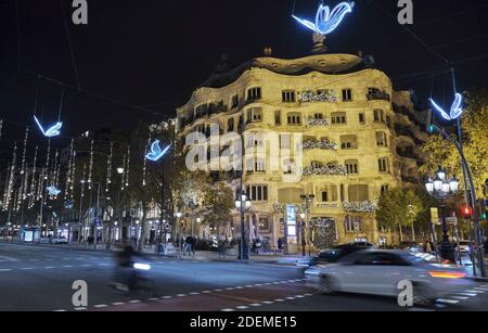 BARCELONA, SPANIEN, NOVEMBER 28: La Pedrera, gaudis Meisterwerk, beleuchtet mit weihnachtslichtern und Paseo de Gracia, beleuchtet mit Weihnachtsdekoration Stockfoto