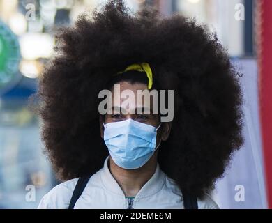 Peking, Kanada. November 2020. Ein Mann, der eine Gesichtsmaske trägt, wird in Toronto, Kanada, am 12. November 2020 gesehen. Quelle: Zou Zheng/Xinhua/Alamy Live News Stockfoto