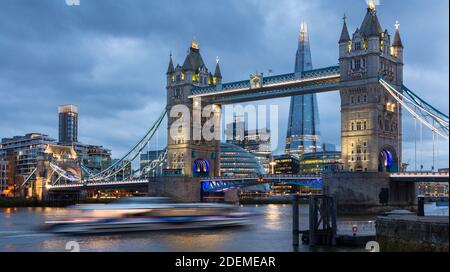 Boot segeln unter der Tower Bridge, London Stockfoto