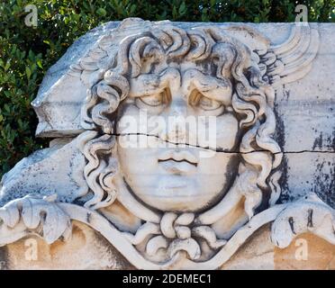 Ruinen des alten Didyma in Didim, Aydin Provinz, Türkei. Geschnitztes Relief des Kopfes der Medusa. Stockfoto