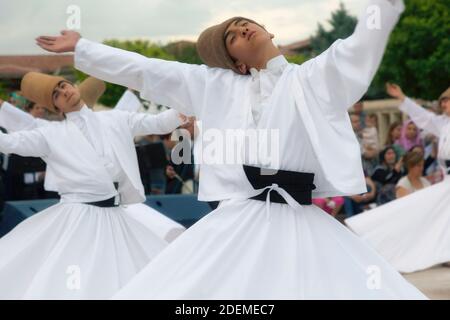 Konya, Provinz Konya, Türkei. Wirbelnde Derwische. Die UNESCO ernannte die "Mevlevi Sema Zeremonie" der Türkei (hier zu sehen) zu den Meisterstücken von Stockfoto