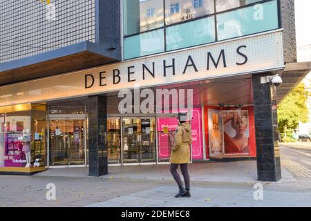 Ein Mann geht am Debenhams Kaufhaus in der Oxford Street vorbei. Viele Unternehmen befinden sich in finanziellen Schwierigkeiten und haben die Schließung angekündigt, da die Coronavirus-Pandemie ihren Tribut für die Wirtschaft fordert. London, Großbritannien, 1. Dezember 2020. Stockfoto