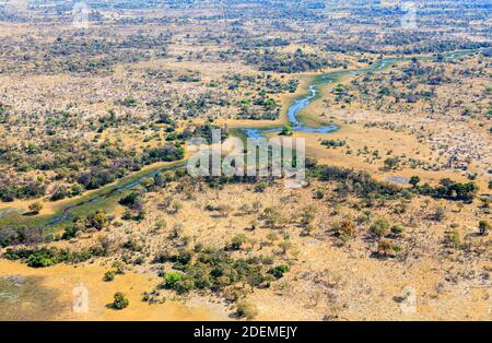 Panorama-Luftaufnahme über das unberührte Moremi Game Reserve, mit einem Wasserweg im Okavango Delta in der Kalahari, Nord-Botswana, Süd-Afrika Stockfoto