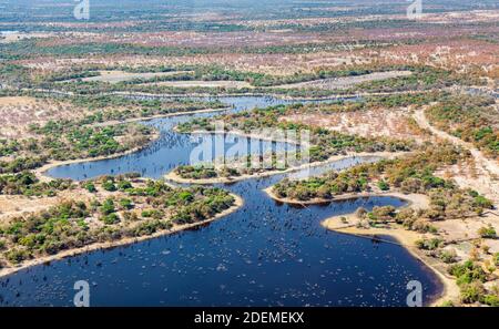 Luftaufnahme über das unberührte Moremi Game Reserve, mit dem überfluteten Okavango Delta im Kalahari, Nord-Botswana, Süd-Afrika Stockfoto