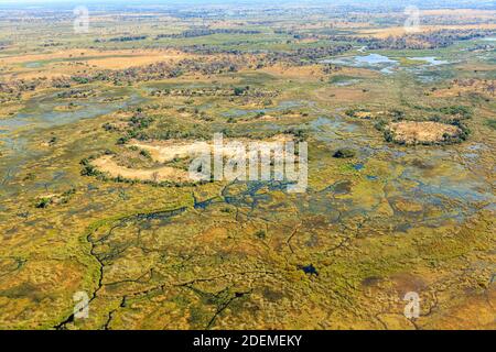 Panorama-Luftaufnahme über das unberührte Moremi Game Reserve, mit Wasserstraßen im Okavango Delta in der Kalahari, Nord-Botswana, Süd-Afrika Stockfoto