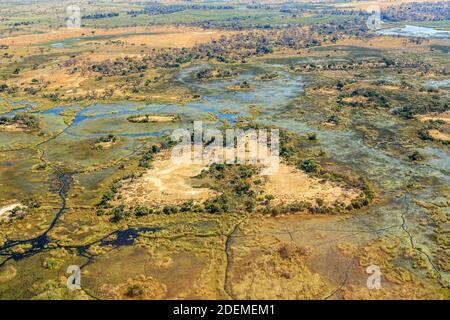 Panorama-Luftaufnahme über das unberührte Moremi Game Reserve, mit Wasserstraßen im Okavango Delta in der Kalahari, Nord-Botswana, Süd-Afrika Stockfoto