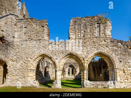 Das Chapter House Gotische Bögen in Netley Abbey Ruinen, ein mittelalterliches Zisterzienserkloster und Dorf an der Südküste von Hampshire, Südengland Stockfoto