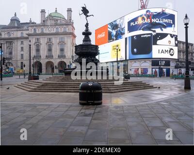 Leerer und verlassener Piccadilly Circus, London während der zweiten landesweiten Sperre in England. Stockfoto