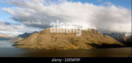 Panoramablick vom Skyline Komplex, auf Ben Lomond, auf Cecil Peak, im Wakatipu Basin, Neuseeland Stockfoto