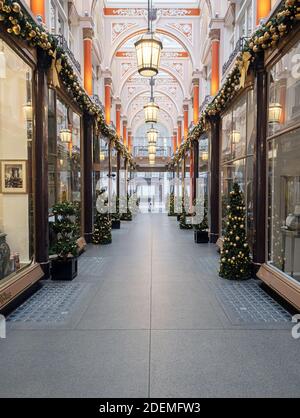 GROSSBRITANNIEN / England / London / Lockdowns sind für viele Luxushändler in der Royal Arcade in der Old Bond Street ein harter Schlag gewesen. Stockfoto