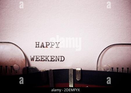 Happy Weekend Phrase geschrieben mit einer Schreibmaschine. Stockfoto