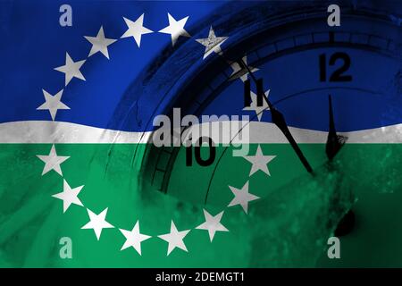 Vereinigte Staaten von Amerika, Amerika, USA, USA, Amerikaner, Hampton Roads, Virginia Flagge mit Uhr in der Nähe von Mitternacht im Hintergrund. Frohes neues Jahr Konz Stockfoto