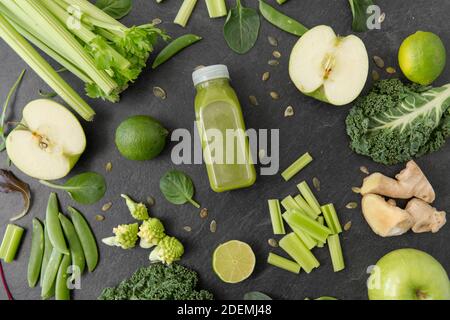 Nahaufnahme von Flasche grüner Saft mit Gemüse Stockfoto