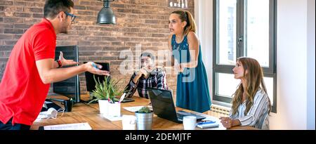 Junge Kollegen streiten im Büro stehen Stockfoto