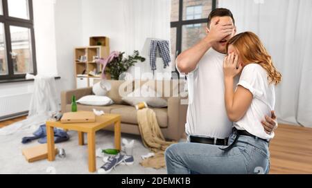 Verängstigte Pärchen über einem chaotischen Zimmer Stockfoto