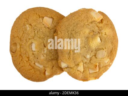 Blick von oben auf zwei weiße Schokolade und Macadamianuss Gourmet-Cookies isoliert auf einem weißen Hintergrund. Stockfoto