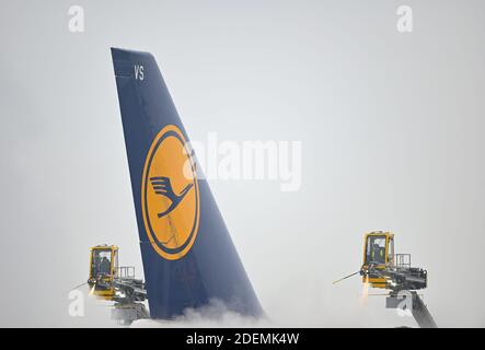 Hessen, Deutschland. Dezember 2020. 01. Dezember 2020, Hessen, Frankfurt/Main: Eine Lufthansa Boeing 747-400 wird vor dem Start am Frankfurter Flughafen enteizt. Foto: Arne Dedert/dpa Kredit: dpa picture Alliance/Alamy Live News Stockfoto