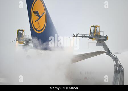 Hessen, Deutschland. Dezember 2020. 01. Dezember 2020, Hessen, Frankfurt/Main: Eine Lufthansa Boeing 747-400 wird vor dem Start am Frankfurter Flughafen enteizt. Foto: Arne Dedert/dpa Kredit: dpa picture Alliance/Alamy Live News Stockfoto