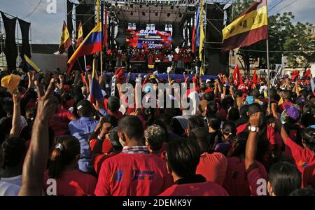 Anhänger der Regierungspartei PSUV nehmen am 30. November 2020 am Ende der Kampagne in San Francisco, Venezuela, an einer Kundgebung Teil. Angeführt vom Vizepräsidenten der Diosdado Cabello-Partei vor einer Menschenmenge, entgegen den Einschränkungen, die die nationale Regierung selbst angesichts der Coronavirus-Pandemie auferlegt hat. Der Ort hatte nicht die notwendigen Maßnahmen, um die vorgeschriebene soziale Distanz zu respektieren, um eine weitere Ausbreitung von covid-19 zu vermeiden. Während der Veranstaltung, Cabello bestand darauf, dass alle Abgeordneten, die in Zulia gewählt werden müssen "Chavistas", eine Region auch von Stromausfällen getroffen, der Mangel an Stockfoto