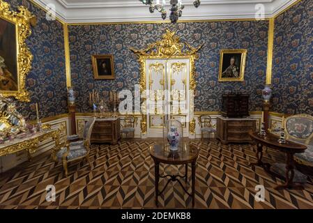 Innenraum des Peterhof-Palastes in Sankt Petersburg, Russland, im Auftrag von Peter dem Großen. Erstaunliche Treppe, Wände und Decke Stockfoto