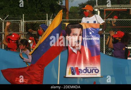 Anhänger der Regierungspartei PSUV nehmen am 30. November 2020 am Ende der Kampagne in San Francisco, Venezuela, an einer Kundgebung Teil. Angeführt vom Vizepräsidenten der Diosdado Cabello-Partei vor einer Menschenmenge, entgegen den Einschränkungen, die die nationale Regierung selbst angesichts der Coronavirus-Pandemie auferlegt hat. Der Ort hatte nicht die notwendigen Maßnahmen, um die vorgeschriebene soziale Distanz zu respektieren, um eine weitere Ausbreitung von covid-19 zu vermeiden. Während der Veranstaltung, Cabello bestand darauf, dass alle Abgeordneten, die in Zulia gewählt werden müssen "Chavistas", eine Region auch von Stromausfällen getroffen, der Mangel an Stockfoto