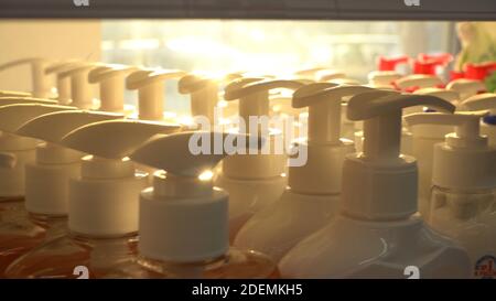 Eine Menge kosmetisches Spray auf einem Lagerregal. Handel mit Lotionen, Hygienekosmetik. Stockfoto