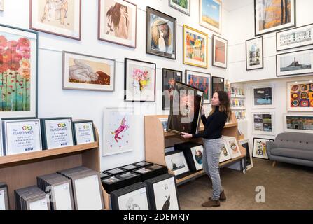 Cork City, Cork, Irland. Dezember 2020. Louise O'Flynn von The FrameMaker in Cook Street, Cork, bringt den letzten Schliff für die Geschäfte nach der Eröffnung von einem sechs Wochen geschlossen wegen Covid Stufe fünf Einschränkungen und jüngsten Überschwemmungen in der Stadt. - Credit; David Creedon / Alamy Live News Stockfoto