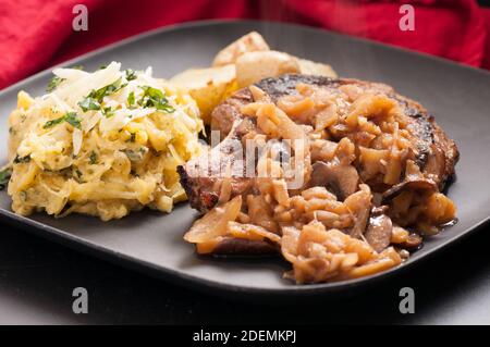Rippsteak mit gegrillten Pilzen und Zwiebeln mit frischem Squash Und Kartoffeln Stockfoto