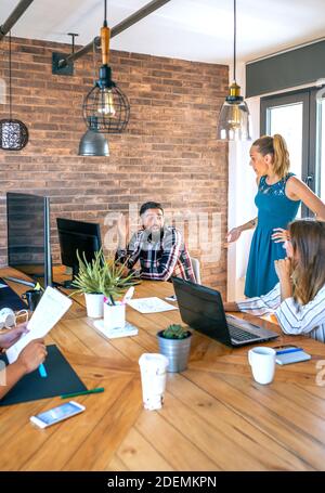 Weibliche Chefin schimpft einen Angestellten im Büro Stockfoto