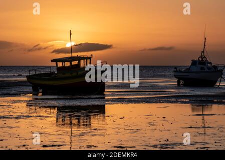 Sonne geht hinter festgetäuten, beachteten Booten im Morgengrauen auf, Sonnenaufgang am ersten Tag des meteorologischen Winters, Dezember 2020 in Southend on Sea, Essex, UK. Sonnenaufgang Stockfoto