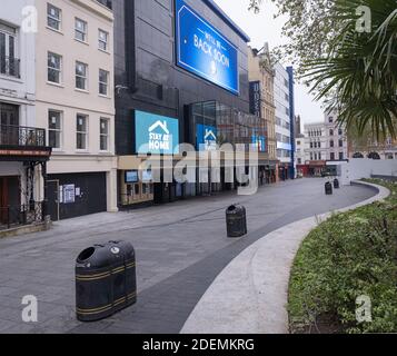 GROSSBRITANNIEN / England / London / leuchtet blau mit Appellen zu Hause Zeichen im Odeon Kino in Leicester Square zu bleiben. Stockfoto