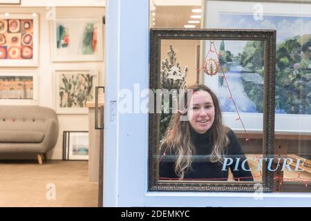 Cork City, Cork, Irland. Dezember 2020. Louise O'Flynn von The FrameMaker in Cook Street, Cork, sieht hübsch aus, nachdem sie gerade erst den Laden eröffnet hat, nachdem sie sechs Wochen lang wegen der Beschränkungen der Stufe 5 von Covid und der jüngsten Überschwemmung in der Stadt geschlossen war. - Credit; David Creedon / Alamy Live News Stockfoto