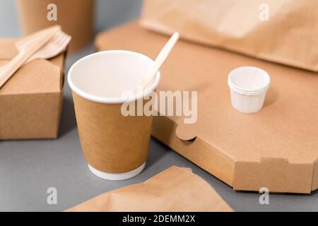 Einweg-Papierbehälter für Essen zum Mitnehmen Stockfoto